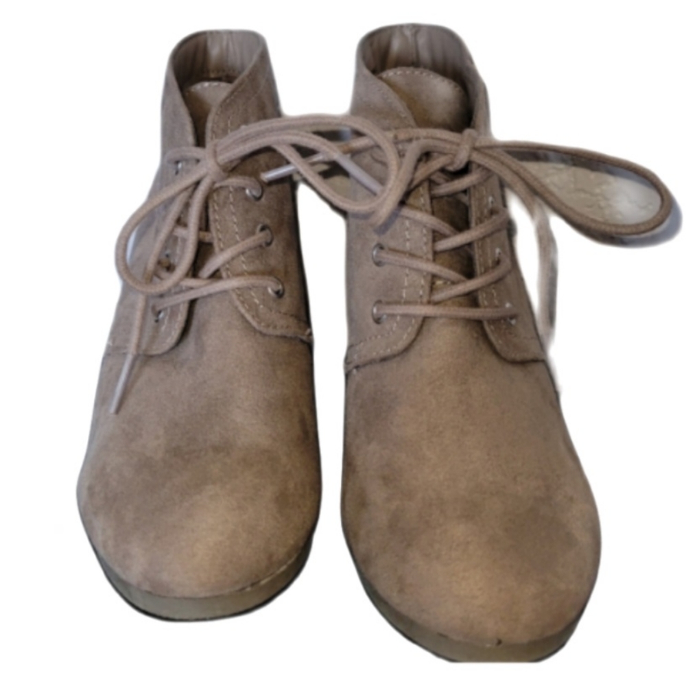 Memory Foam Wedge Ankle Bootie Size 6 taupe